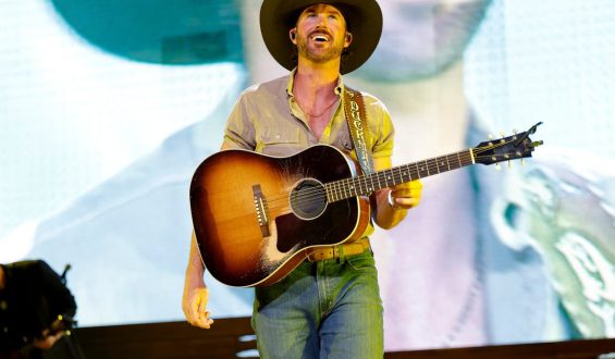 Riley Green Engages Fans with Viral Acoustic Performance