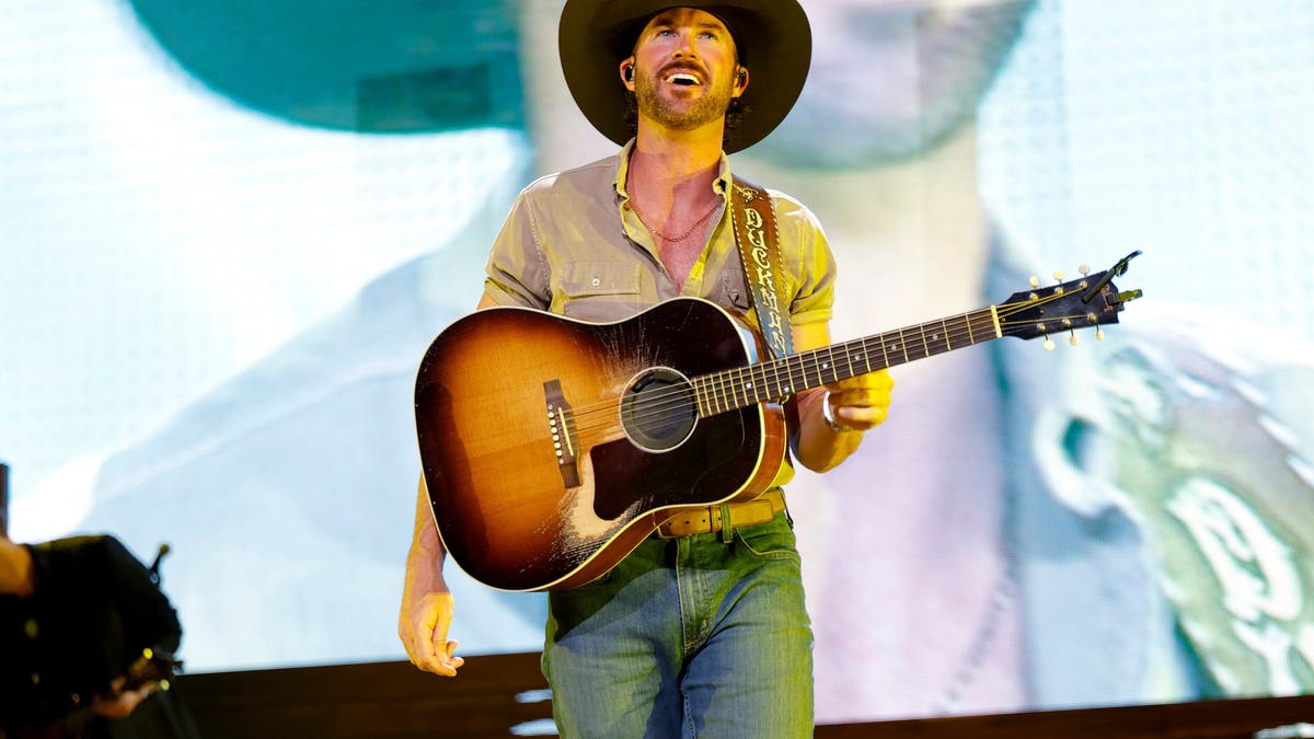 Riley Green Engages Fans with Viral Acoustic Performance