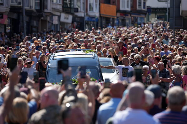 Fans Gather to Celebrate Bonnie Tyler’s Life at Funeral in Wales