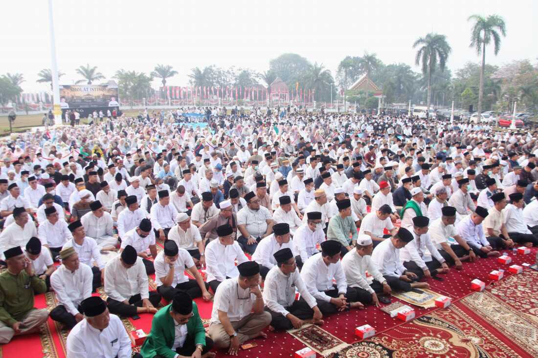Indonesian Muslims Pray for Rain Amidst Wildfires