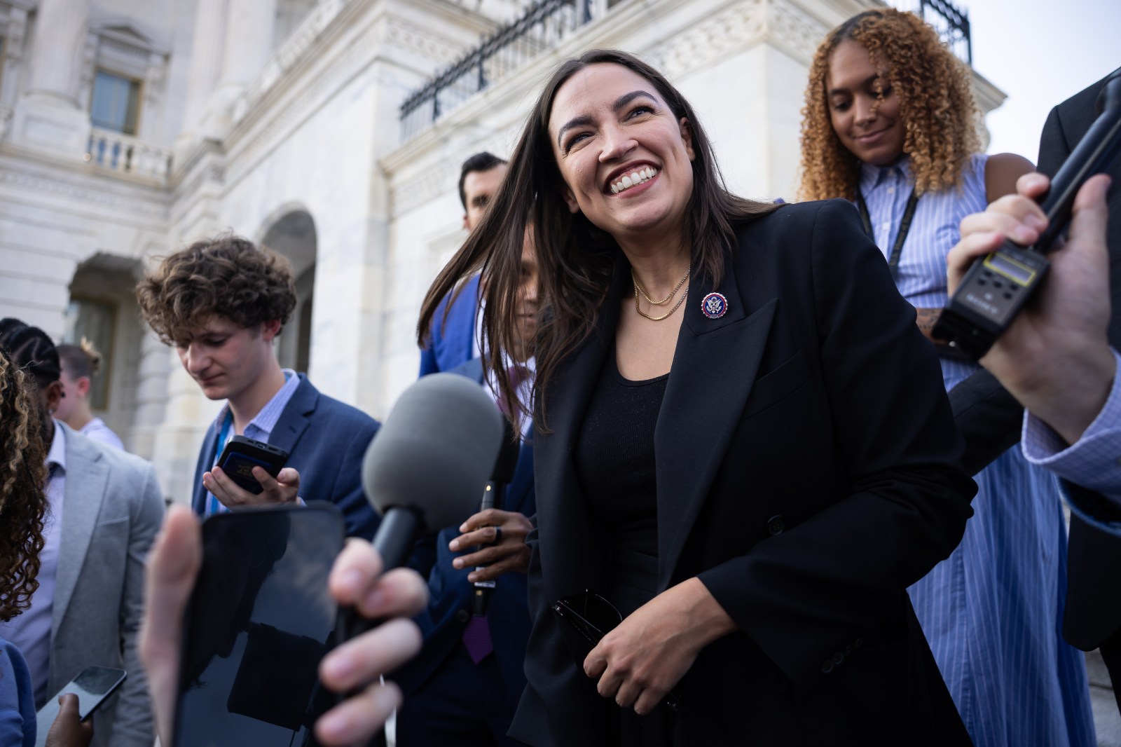 Ocasio-Cortez Surpasses Newsom in 2028 Democratic Prediction Markets