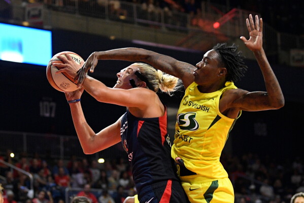 Basketball Legends Inducted into Hall of Fame