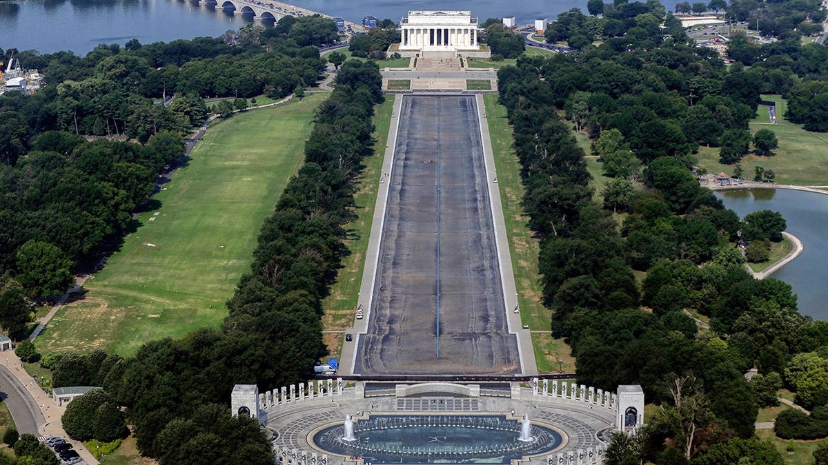 Trump Disputes Vandalism Findings at Lincoln Memorial Reflecting Pool