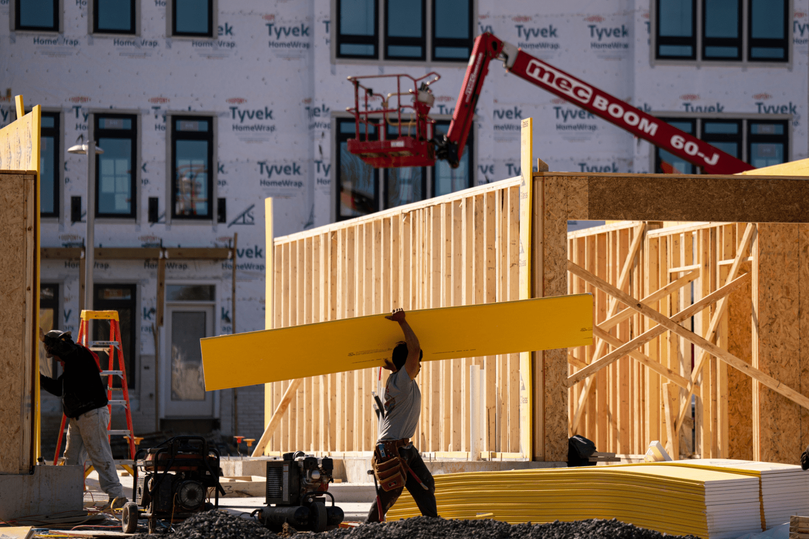 AI Data Centers Strain U.S. Homebuilding Workforce