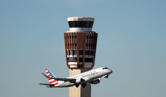 Air Traffic Controller’s Swift Response Prevents Potential Aviation Incident over Phoenix