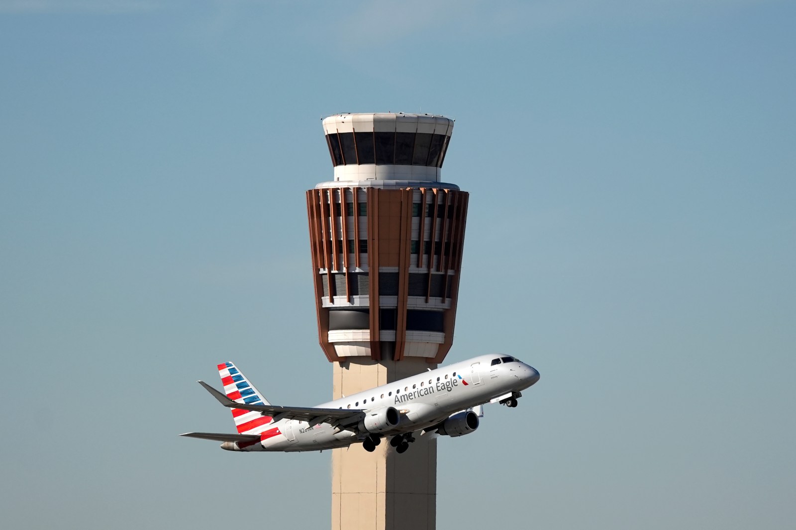 Air Traffic Controller’s Swift Response Prevents Potential Aviation Incident over Phoenix