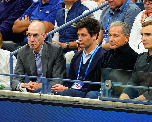 Los Angeles Lakers Set for Record Sale to New Owners