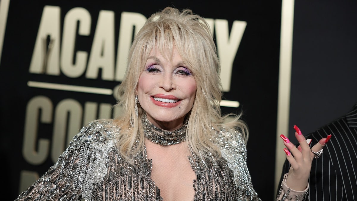 Tributes Pour In for Dolly Parton During Tennessee Volunteers Football Game
