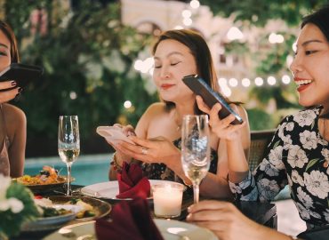 Restaurants Tackle Phone Distractions During Meals