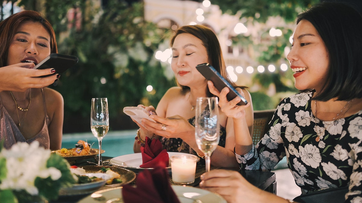 Restaurants Tackle Phone Distractions During Meals