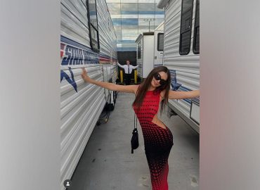 Emily Ratajkowski’s Distinctive Tribute at the VMAs