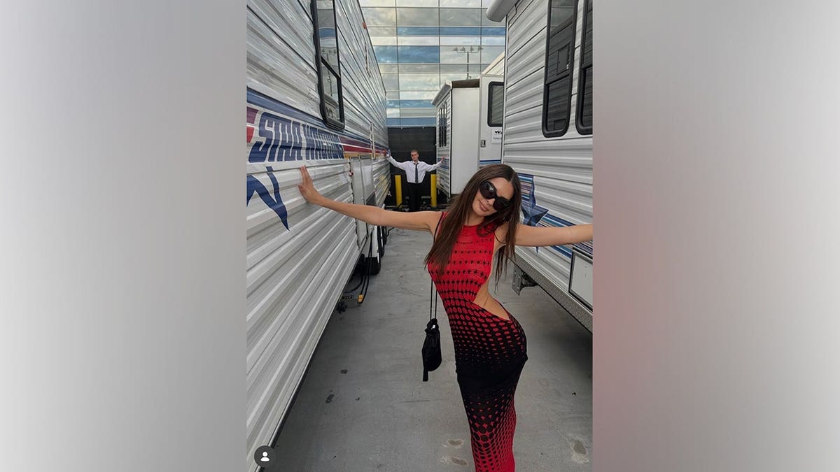 Emily Ratajkowski’s Distinctive Tribute at the VMAs