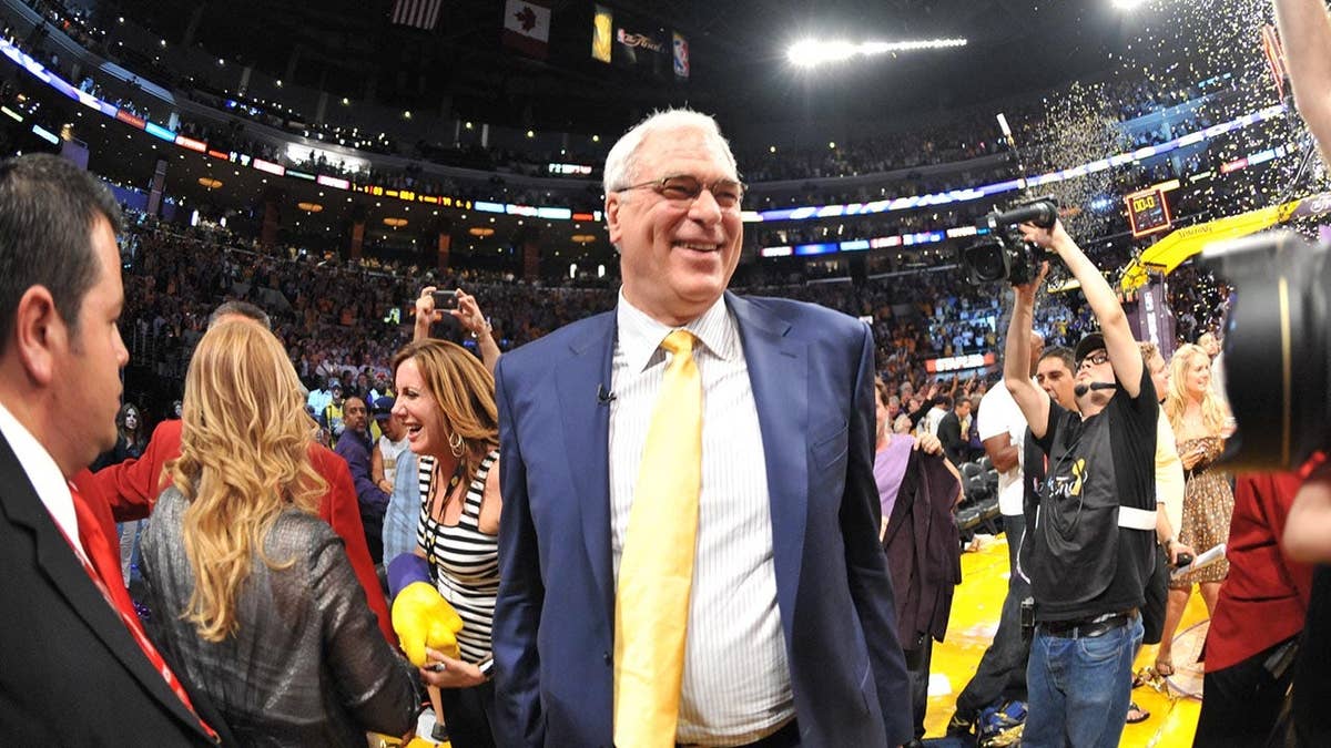 Lakers to Honor Coach Phil Jackson with a Statue