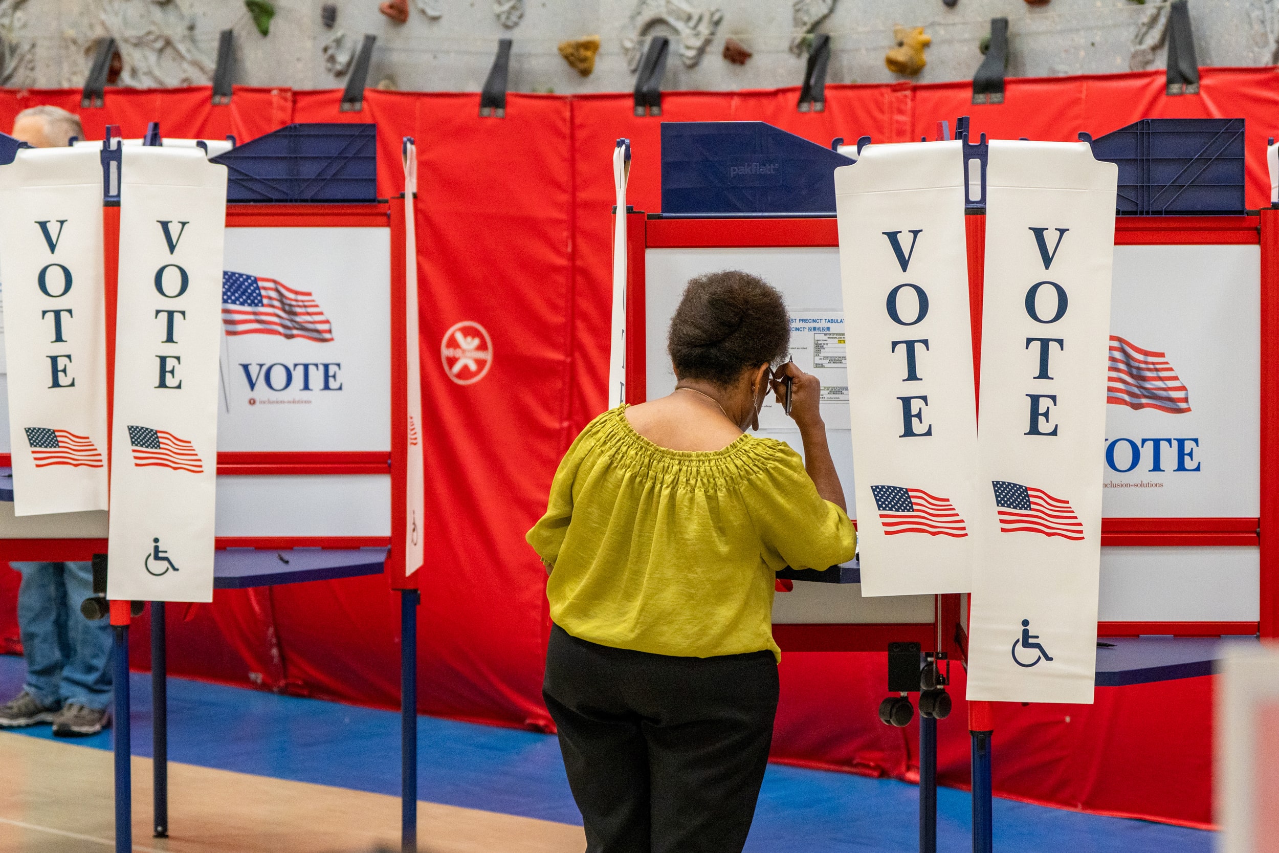 Massachusetts Polls Close Amid Key Senate and House Primaries