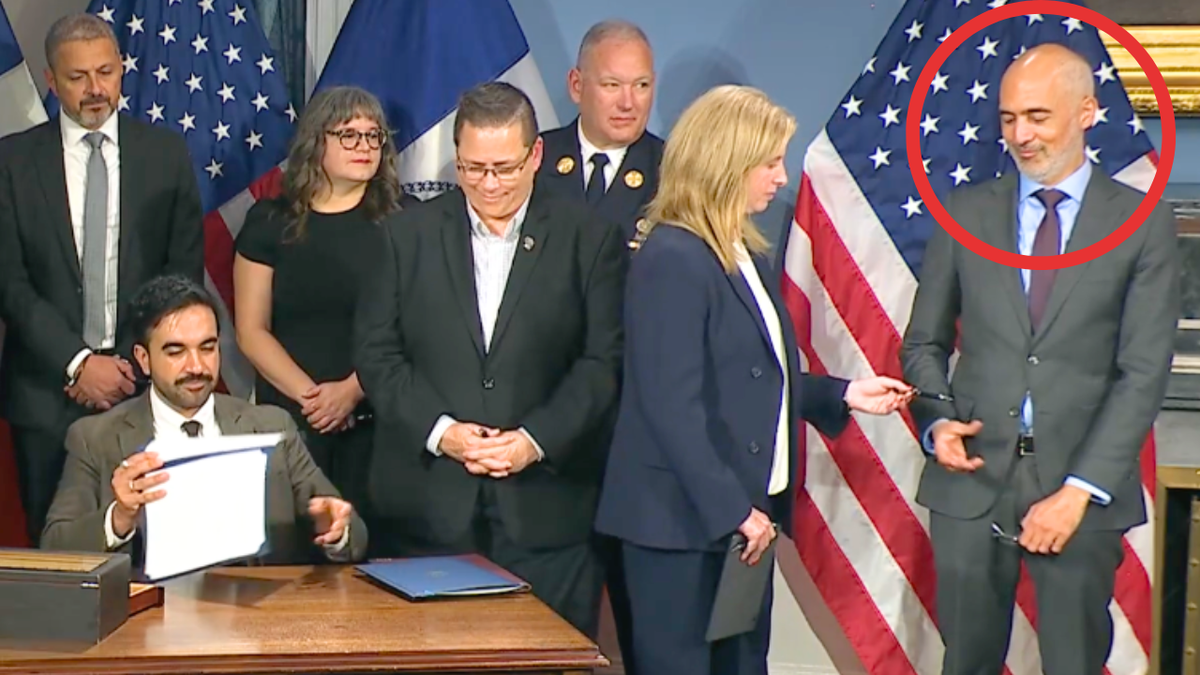 New York City Mayor Faces Criticism Over 9/11 Ceremony Gesture
