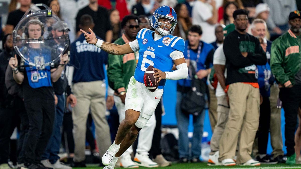 College Football’s Exciting Weekend: Louisville vs Ole Miss and Wisconsin vs Notre Dame
