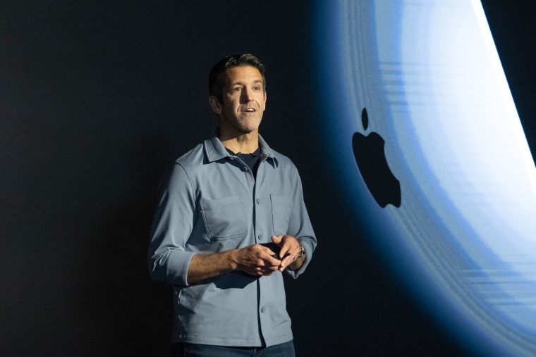 Apple’s Leadership Transition and the Challenges Ahead