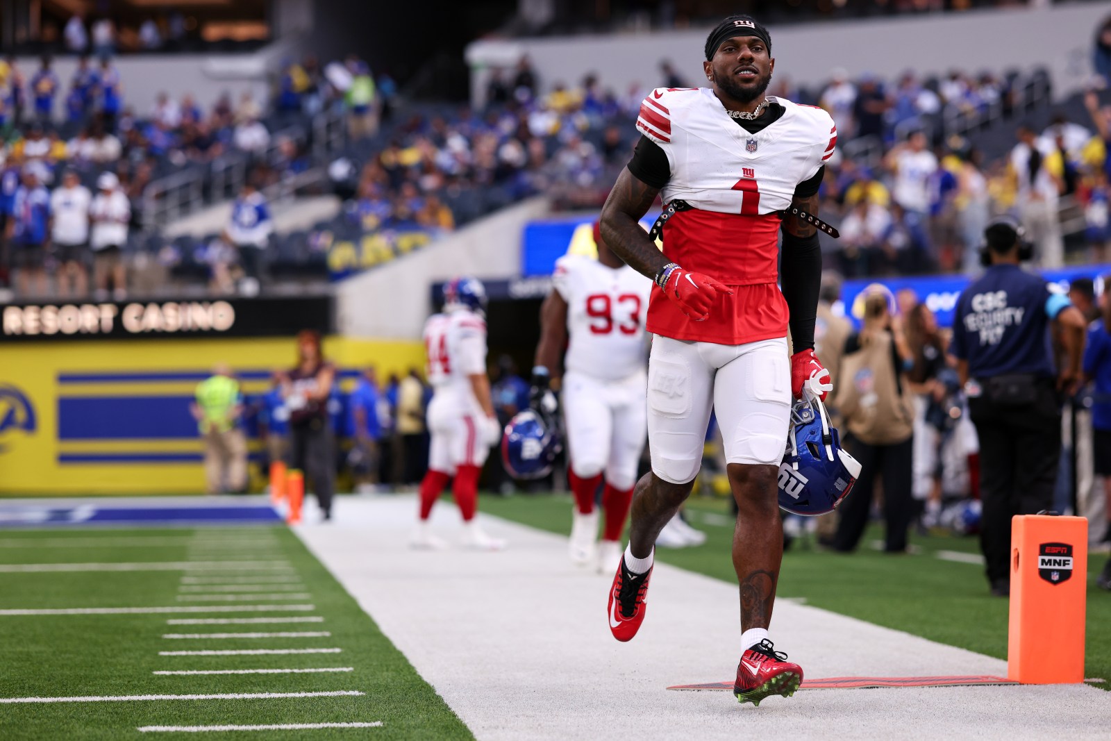 Giants Struggle Against Rams As Stars Suffer Injuries