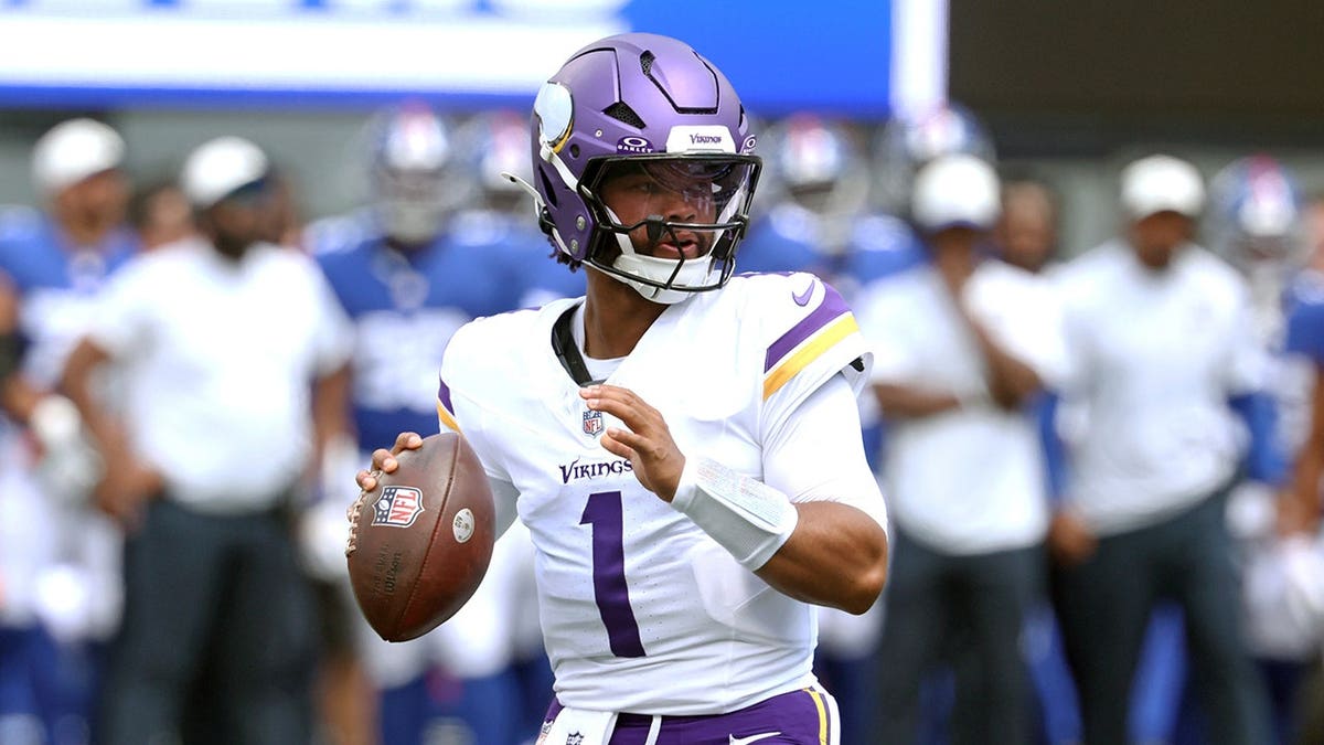 Dakich and Carton Critique Aaron Rodgers; Kyler Murray Returns to Vikings