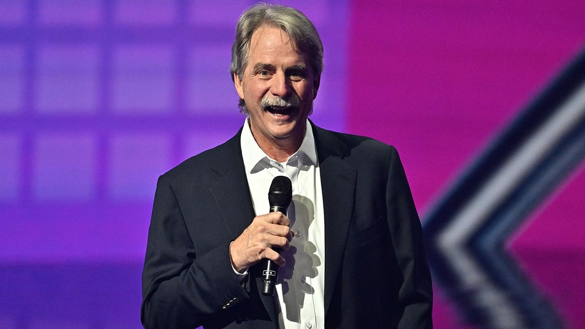Jeff Foxworthy Transforms Insults into Comedy