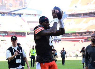 Deshaun Watson Wins Over Cleveland Crowd as Browns Defeat Panthers