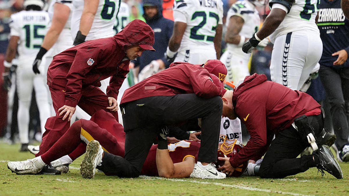 Washington Commanders’ Leo Chenal Exits Game with Neck Injury
