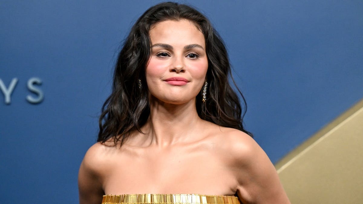 Selena Gomez Warns Fans About Vaping Risks