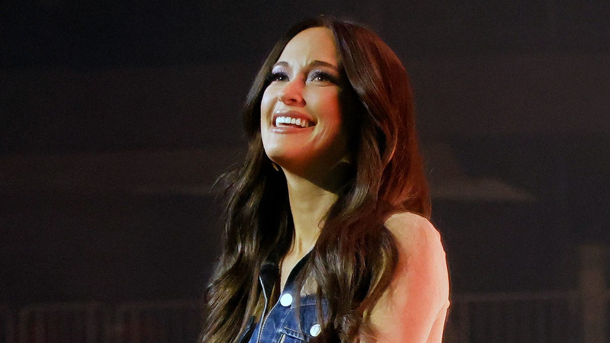 Kacey Musgraves Criticizes Christopher Columbus During Tour Performance