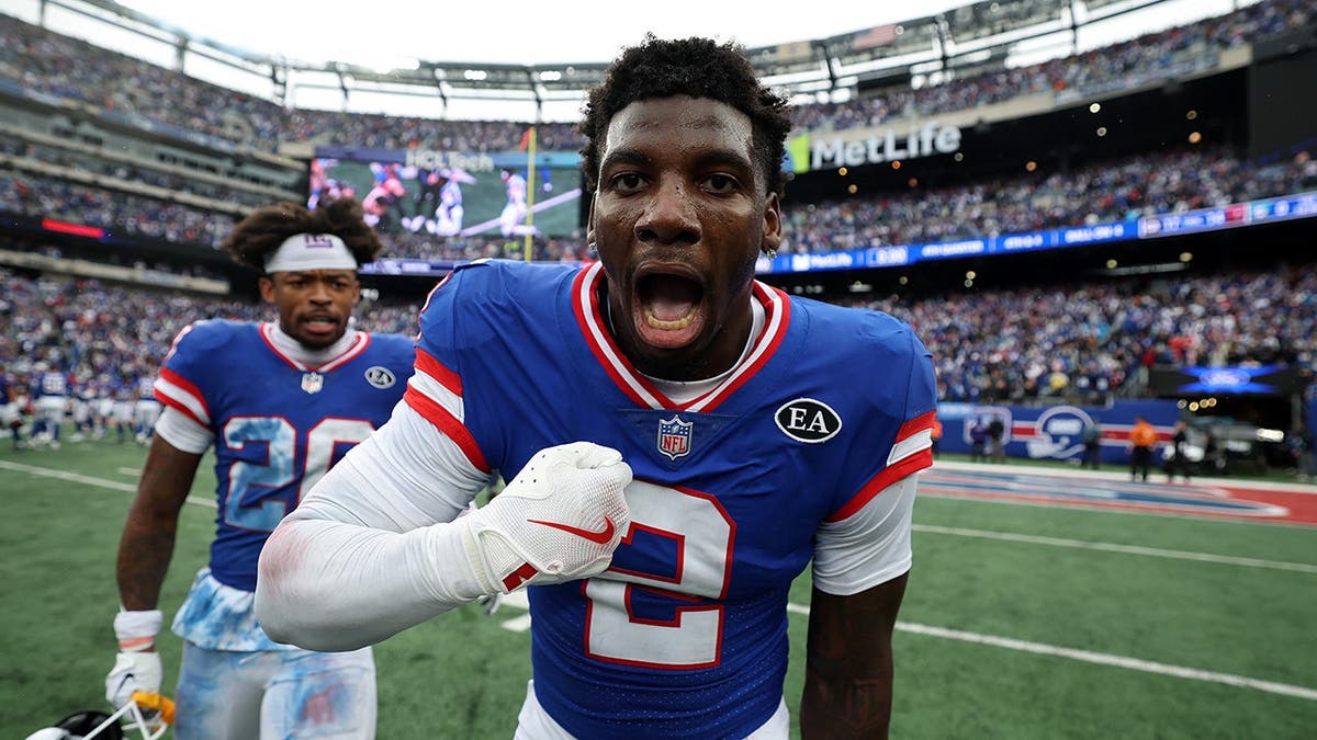 Giants Secure First Place with Defensive Heroics