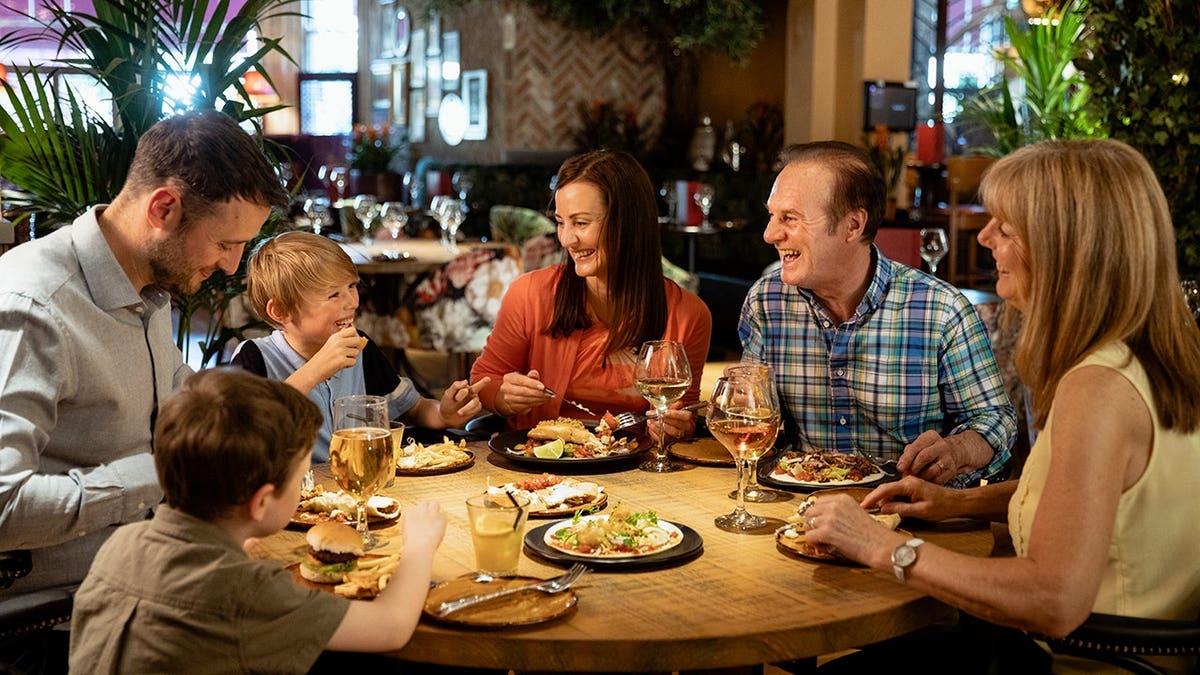 Social Dining Influence on Blood Sugar Regulation