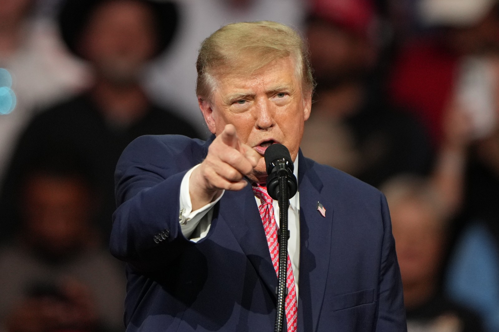 Trump Warns Against Democrat Victory at Kansas Rally