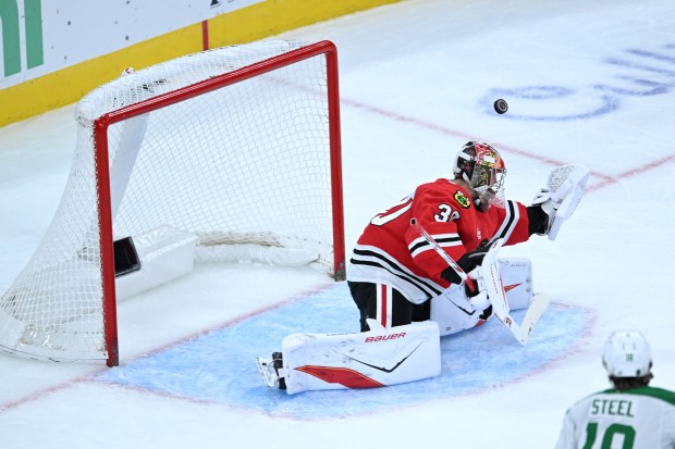 Blackhawks Struggle Against Stars in 4-0 Defeat
