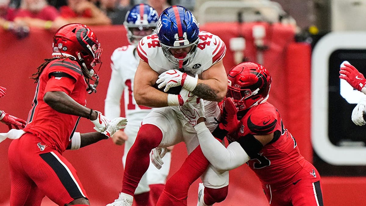 Cam Skattebo’s Intense Running Style Sparks Controversy in Giants’ Victory
