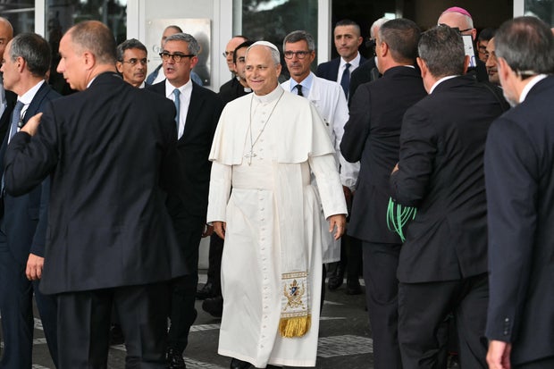 Surgeon Details Pope Leo XIV’s Lung Cancer Surgery and Recovery